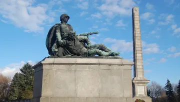 Біля меморіалу радянським воїнам у Варшаві відбулися сутички між українцями та росіянами: відео з місця події