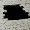 Провалля посеред міста: в Одесі 10-річна дівчинка впала під тротуар на глибину чотирьох метрів