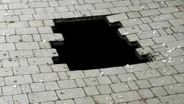 Провалля посеред міста: в Одесі 10-річна дівчинка впала під тротуар на глибину чотирьох метрів