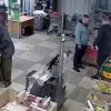 Чоловік у Києві закидав продавчиню яйцями: програв у «камінь-ножиці-папір» і отримав кримінальну справу