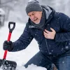 Чому лопата взимку небезпечніша за біг: прибирання снігу може вбити – лікарі попередили про смертельний ризик