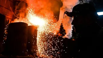 Вимушена пауза гіганта металургії: масовані обстріли РФ зупинили «Запоріжсталь» – які є ризики?