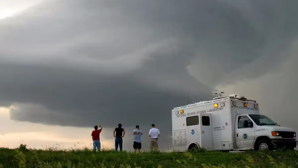 Шалена швидкість вітру та перепади тиску: вчений потрапив всередину торнадо – що побачив науковець