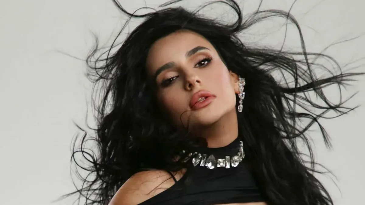 «‎Офіційно без трусів!»: Анна Трінчер прислухалася до порад підписників і зняла білизну на камеру