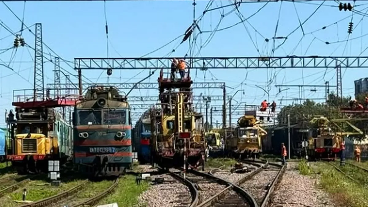 Росіяни обстріляли залізницю: деякі потяги запізнюються на понад 6 годин – список рейсів