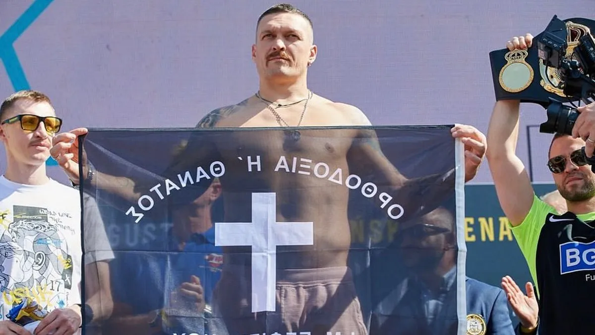 Усик не змінив дату святкування Різдва: боксер на фоні церкви 7 січня привітав українців зі святом