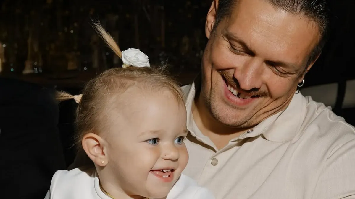 Усик знайшов чудову альтернативу тренуванням у залі: миле відео чемпіона з донькою