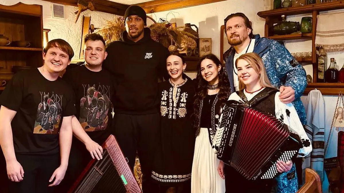 Від суперництва до братерства: Джошуа прибув до Києва на запрошення Усика та розпочав екскурсію столицею