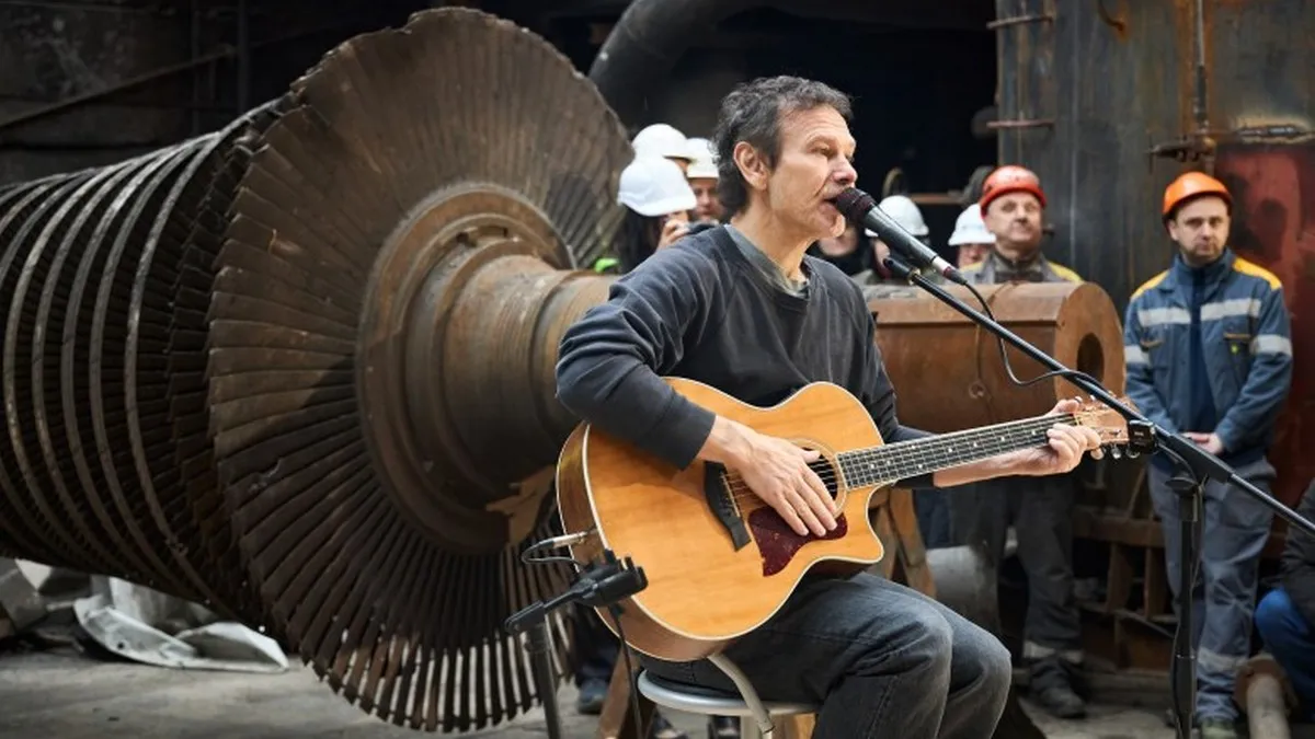 «Вони - справжні герої»: Святослав Вакарчук зіграв концерт на зруйнованій ТЕС для енергетиків ДТЕК