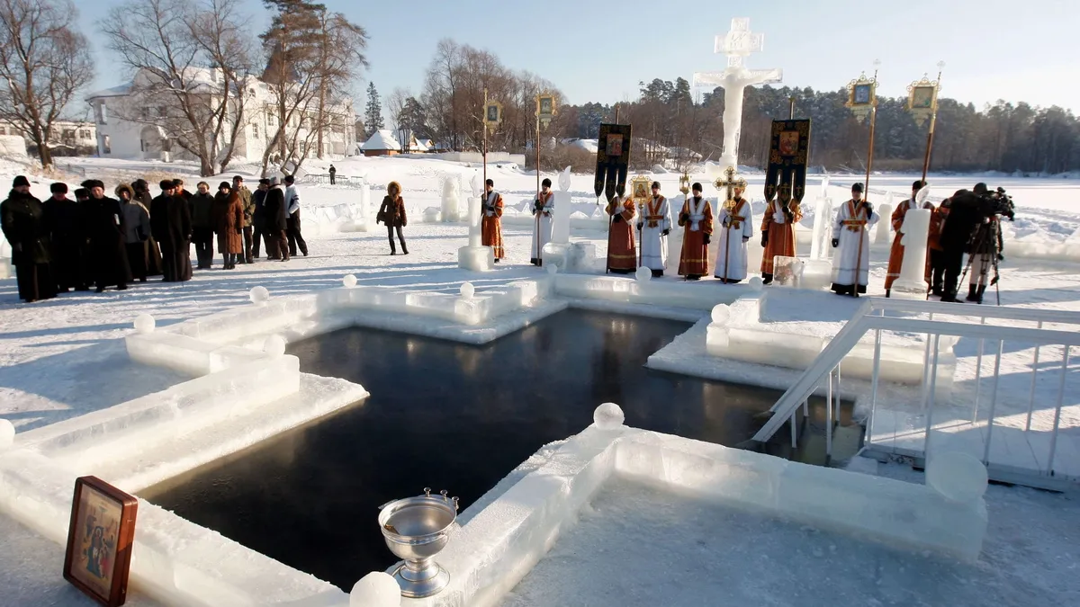 Крижана вода і заборони: як і де безпечно відзначити Водохреще цього року