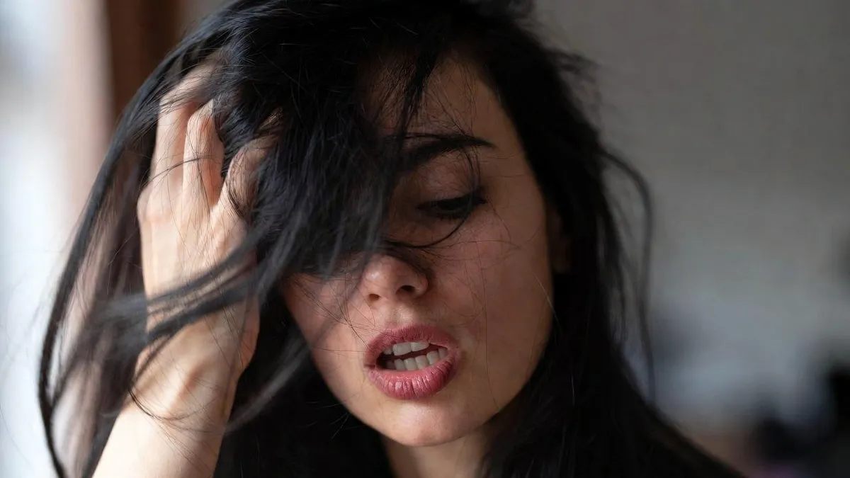 Лупа, запалення та інші причини: чому свербить голова і як позбутись проблеми