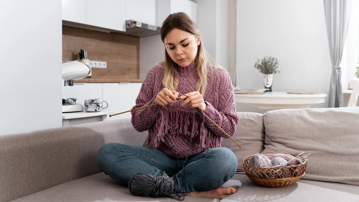 «Бабусине хобі» рятує від стресу: все більше зумерів обирають неочікуваний спосіб розвантажити нервову систему