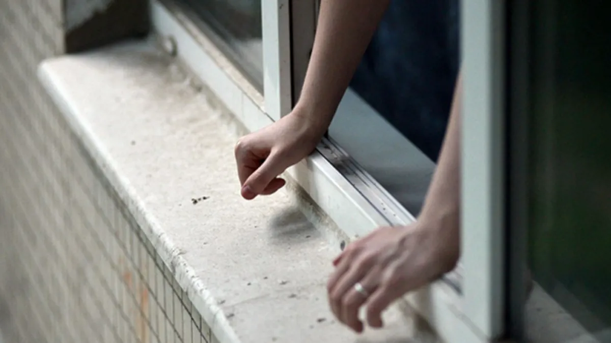 Підліток випав з вікна п’ятого поверху в Ужгороді: правоохоронці повідомили деталі загибелі хлопця