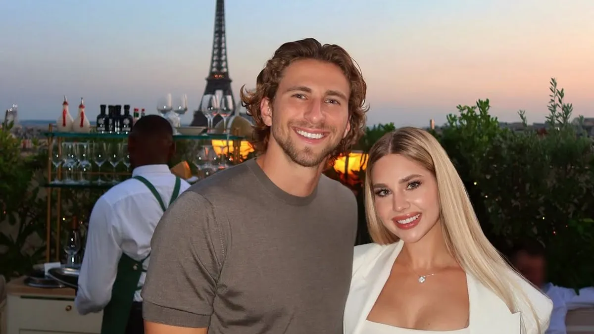 «Останні фотоспогади року»: сімейні фото дружини Іллі Забарного з Парижа зачарували мережу