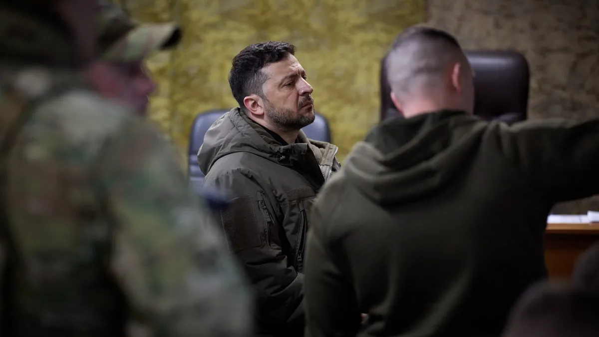 Поїздка Зеленського ледь не стала фатальною: на Донеччині поблизу президента України розірвався КАБ 