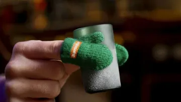 Jägermeister випустив рукавиці для пальців, щоб тримати крижану чарку й не мерзнути: як вони виглядають 